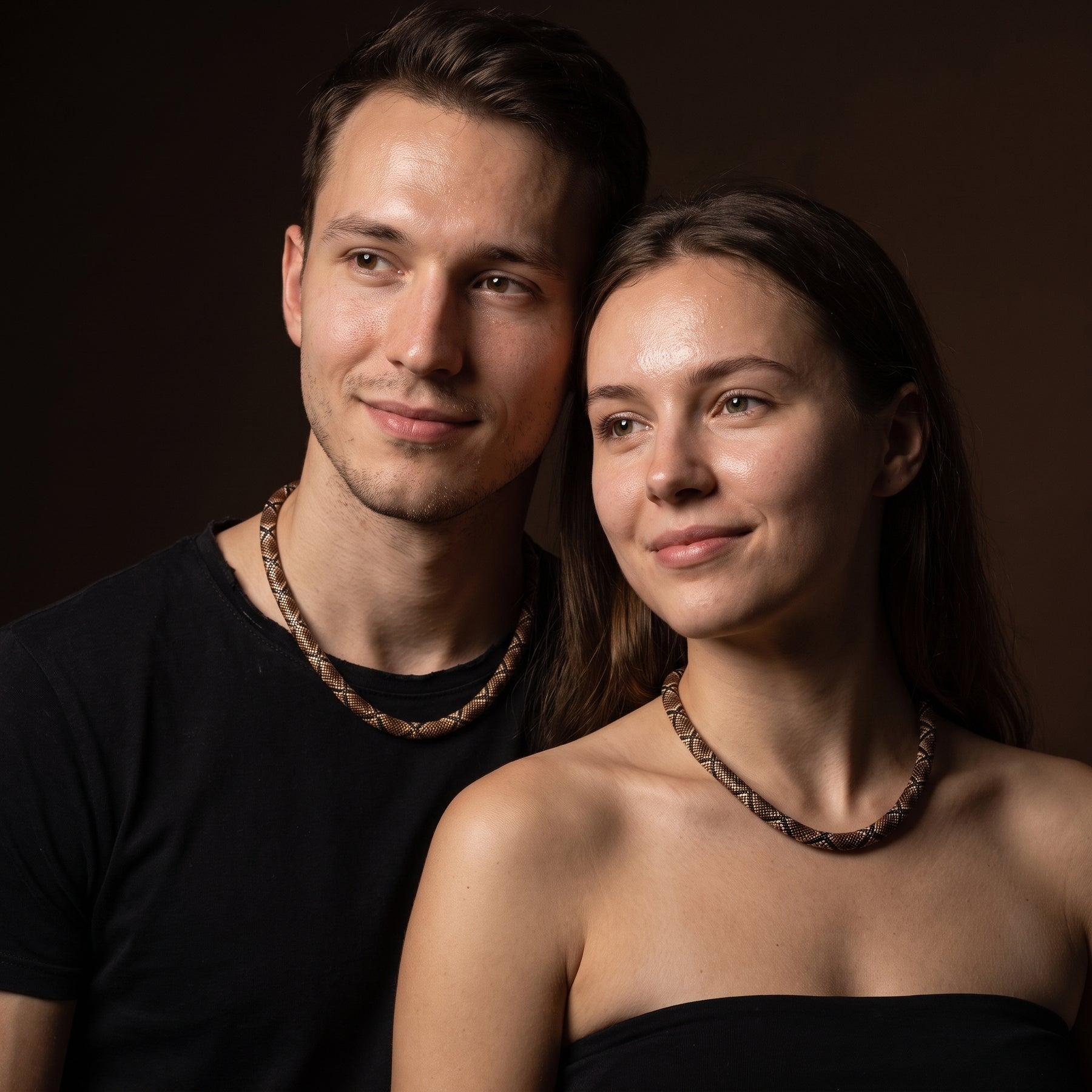 Casal usando os colares